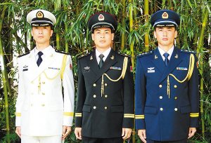 政治解放军举行新式军服发放仪式